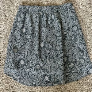 Loft blue and white floral skirt with stretch waist with pockets